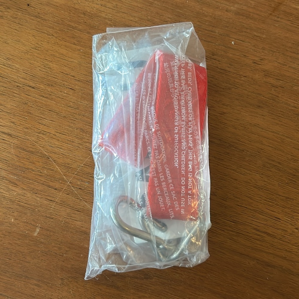 ✨BNWT - BAGGU Logo Keychain - Candy Apple✨ - Picture 3 of 3